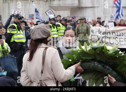 Angehörige der Veteranen der holländischen ostindischen Armee nehmen an einer Demonstration am 8. März 2020 in Amsterdam, Niederlande, auf dem Nationaldenkmal am Dam-Platz Teil und fordern Entschuldigungen, Anerkennung, Entschädigung für Kriegsschäden und Rückvergütungen einschließlich Erbrecht. Die Königliche Niederländische Ostindien-Armee (Koninklijk Nederlands Indisch Leger; KNIL) war die von den Niederlanden in ihrer Kolonie der Niederländischen Ostindien, in Gebieten, die heute Teil Indonesiens sind, aufrechterhaltene militärische Kraft. (Foto von Paulo Amorim/NurPhoto) Stockfoto