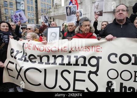 Angehörige der Veteranen der holländischen ostindischen Armee nehmen an einer Demonstration am 8. März 2020 in Amsterdam, Niederlande, auf dem Nationaldenkmal am Dam-Platz Teil und fordern Entschuldigungen, Anerkennung, Entschädigung für Kriegsschäden und Rückvergütungen einschließlich Erbrecht. Die Königliche Niederländische Ostindien-Armee (Koninklijk Nederlands Indisch Leger; KNIL) war die von den Niederlanden in ihrer Kolonie der Niederländischen Ostindien, in Gebieten, die heute Teil Indonesiens sind, aufrechterhaltene militärische Kraft. (Foto von Paulo Amorim/NurPhoto) Stockfoto