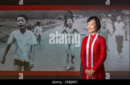 Auf See, Vietnam. 4.. November 2022. Kim Phuc, Hauptthema des Napalmfotos des Pulitzer-Preisträgers Nick Ut, das während des Vietnamkrieges aufgenommen wurde (auf die Leinwand projiziert), nachdem sie am 4. November 2022 vor einer Reisegruppe von Gohagan & Company auf einem Kreuzschiff vor der Küste Vietnams vorgestellt wurde. (Bild: © Mark Edward Harris/ZUMA Press Wire) Stockfoto
