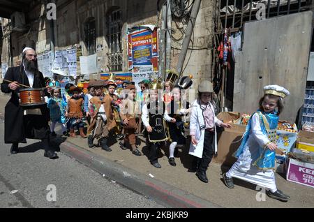 Ultraorthodoxe jüdische Kleinkinder tragen farbenfrohe Kostüme im Gebiet von Mea Shearim während des jüdischen Feiertages von Purim, der an die Rettung des jüdischen Volkes aus Haman, einem geplanten Völkermord im alten Persien, erinnert, wie im Buch Esther berichtet wird. Am Sonntag, den 8. März 2020, in Jerusalem, Israel. (Foto von Artur Widak/NurPhoto) Stockfoto