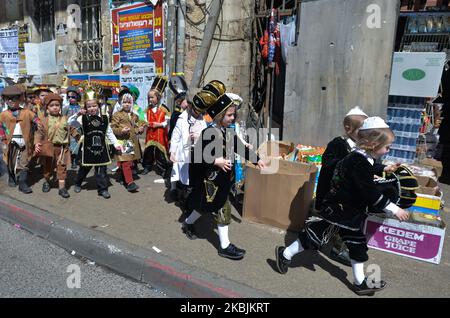 Ultraorthodoxe jüdische Kleinkinder tragen farbenfrohe Kostüme im Gebiet von Mea Shearim während des jüdischen Feiertages von Purim, der an die Rettung des jüdischen Volkes aus Haman, einem geplanten Völkermord im alten Persien, erinnert, wie im Buch Esther berichtet wird. Am Sonntag, den 8. März 2020, in Jerusalem, Israel. (Foto von Artur Widak/NurPhoto) Stockfoto