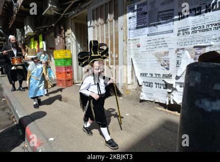 Ultraorthodoxe jüdische Kleinkinder tragen farbenfrohe Kostüme im Gebiet von Mea Shearim während des jüdischen Feiertages von Purim, der an die Rettung des jüdischen Volkes aus Haman, einem geplanten Völkermord im alten Persien, erinnert, wie im Buch Esther berichtet wird. Am Sonntag, den 8. März 2020, in Jerusalem, Israel. (Foto von Artur Widak/NurPhoto) Stockfoto