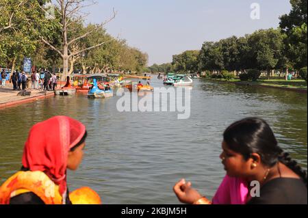 Touristen genießen Bootsfahrt in einem Teich in der Nähe von Indien Tor in Neu-Delhi Indien am 08. März 2020. Der Touristenstrom ist nach dem Ausbruch des Coronavirus in Neu-Delhi zurückgegangen (Foto: Nasir Kachroo/NurPhoto) Stockfoto