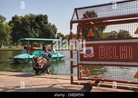 Touristen genießen Bootsfahrt in einem Teich in der Nähe von Indien Tor in Neu-Delhi Indien am 08. März 2020. Der Touristenstrom ist nach dem Ausbruch des Coronavirus in Neu-Delhi zurückgegangen (Foto: Nasir Kachroo/NurPhoto) Stockfoto