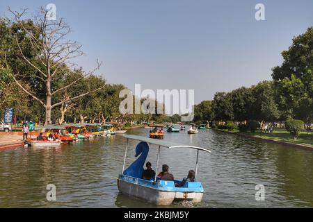 Touristen genießen Bootsfahrt in einem Teich in der Nähe von Indien Tor in Neu-Delhi Indien am 08. März 2020. Der Touristenstrom ist nach dem Ausbruch des Coronavirus in Neu-Delhi zurückgegangen (Foto: Nasir Kachroo/NurPhoto) Stockfoto