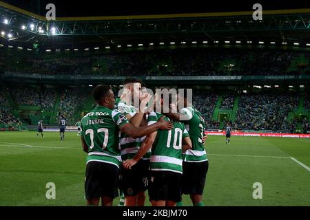 Luciano Vietto von Sporting CP (10) feiert am 8. März 2020 mit seinen Teamkollegen, nachdem er beim Fußballspiel der Portugiesischen Liga zwischen Sporting CP und CD Aves im Jose Alvalade-Stadion in Lissabon, Portugal, einen Treffer erzielt hat. (Foto von Pedro FiÃºza/NurPhoto) Stockfoto