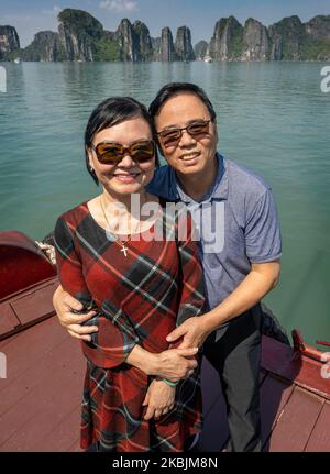 Halong Bay, Vietnam. 3.. November 2022. Kim Phuc, Hauptthema des im Vietnamkrieg mit ihrem Mann Bui Huy Toan im Haolong Bay am 3. November 2022 fotografischen Napalmfotos des Pulitzer-Preisträgers Nick Ut. (Bild: © Mark Edward Harris/ZUMA Press Wire) Stockfoto