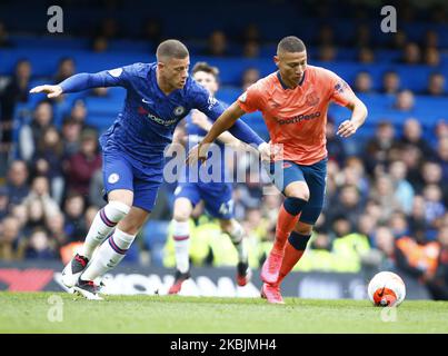 Evertons Richarlison hält während der englischen Premier League zwischen Chelsea und Evertonat Stanford Bridge Stadium, London, England, am 08. März 2020 den Chelsea Ross Barkley (Foto by Action Foto Sport/NurPhoto) Stockfoto