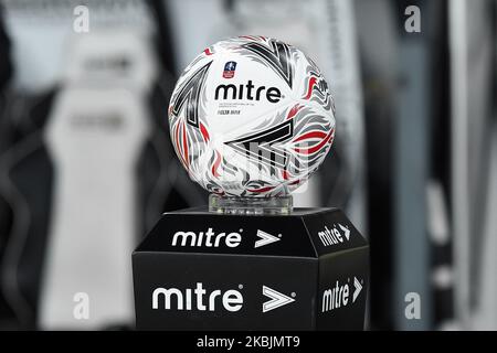 Mitra Delta Max, offizieller Ball des Emirates FA Cup während des FA Cup-Spiels zwischen Derby County und Manchester United im Pride Park, Derby am Donnerstag, 5.. März 2020. (Foto von Jon Hobley/MI News/NurPhoto) Stockfoto