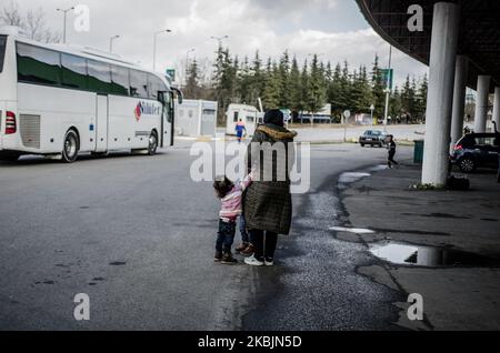 Viele Kinder leiden unter der Migrationskrise entlang der Grenze zwischen der Türkei und Griechenland. Es gibt viele Familien mit Kindern, die versuchen, irgendwo in der EU ein neues Leben zu beginnen. Im Moment sind sie auf Parkplätzen, an Bushaltestellen in Edirne oder sogar auf dem Niemandsland zwischen Pazarkule und Kastanies, Edirne, Türkei, am 9. März 2020 gestrandet (Foto: Hristo Rusev/NurPhoto) Stockfoto