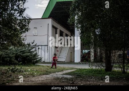 Das kleine Kind wird am Busbahnhof von Edirne, Türkei, beim Spielen mit seiner Plüschpuppe gesehen. Viele Kinder leiden unter der Migrationskrise entlang der Grenze zwischen der Türkei und Griechenland. Es gibt viele Familien mit Kindern, die versuchen, irgendwo in der EU ein neues Leben zu beginnen. Im Moment sind sie auf Parkplätzen, an Bushaltestellen in Edirne oder sogar auf dem Niemandsland zwischen Pazarkule und Kastanies, Edirne, Türkei, am 9. März 2020 gestrandet (Foto: Hristo Rusev/NurPhoto) Stockfoto