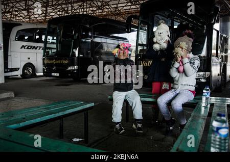 Am Busbahnhof von Edirne, Türkei, werden Kinder gesehen, die ihre Gesichter verstecken und mit ihren Plüschpuppen scherzen. Viele Kinder leiden unter der Migrationskrise entlang der Grenze zwischen der Türkei und Griechenland. Es gibt viele Familien mit Kindern, die versuchen, irgendwo in der EU ein neues Leben zu beginnen. Im Moment sind sie auf Parkplätzen, an Bushaltestellen in Edirne oder sogar auf dem Niemandsland zwischen Pazarkule und Kastanies, Edirne, Türkei, am 9. März 2020 gestrandet (Foto: Hristo Rusev/NurPhoto) Stockfoto