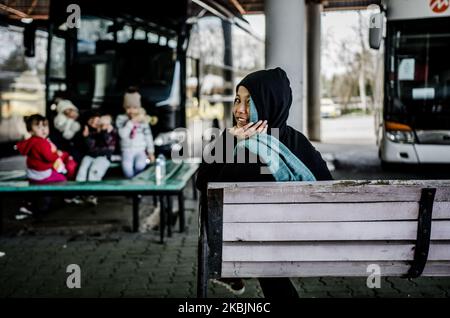 Kinder werden gesehen, wie sie ihre Gesichter verstecken und scherzen am Busbahnhof von Edirne, Türkei. Viele Kinder leiden unter der Migrationskrise entlang der Grenze zwischen der Türkei und Griechenland. Es gibt viele Familien mit Kindern, die versuchen, irgendwo in der EU ein neues Leben zu beginnen. Im Moment sind sie auf Parkplätzen, an Bushaltestellen in Edirne oder sogar auf dem Niemandsland zwischen Pazarkule und Kastanies, Edirne, Türkei, am 9. März 2020 gestrandet (Foto: Hristo Rusev/NurPhoto) Stockfoto