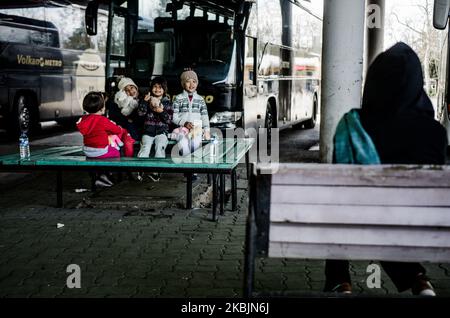 Kinder werden gesehen, wie sie ihre Gesichter verstecken und scherzen am Busbahnhof von Edirne, Türkei. Viele Kinder leiden unter der Migrationskrise entlang der Grenze zwischen der Türkei und Griechenland. Es gibt viele Familien mit Kindern, die versuchen, irgendwo in der EU ein neues Leben zu beginnen. Im Moment sind sie auf Parkplätzen, an Bushaltestellen in Edirne oder sogar auf dem Niemandsland zwischen Pazarkule und Kastanies, Edirne, Türkei, am 9. März 2020 gestrandet (Foto: Hristo Rusev/NurPhoto) Stockfoto