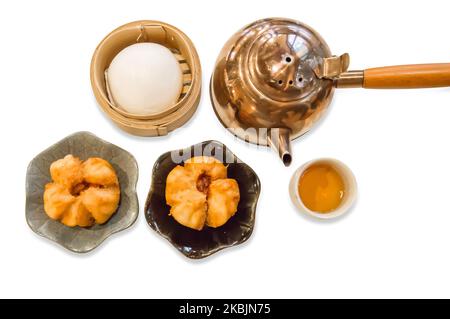 Stempelschnitt aus gebratenen, gedämpften Brötchen mit rotem Schweinefleisch und Creme auf weiß isoliert. Stockfoto