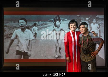 Auf See, Vietnam. 4.. November 2022. Kim Phuc, Hauptthema des Napalm-Fotos des Pulitzer-Preisträgers Nick Ut (rechts), das während des Vietnamkrieges aufgenommen wurde (auf Leinwand projiziert), nachdem sie am 4. November 2022 vor einer Reisegruppe von Gohagan & Company auf einem Kreuzschiff vor der Küste Vietnams vorgestellt wurde. (Bild: © Mark Edward Harris/ZUMA Press Wire) Stockfoto