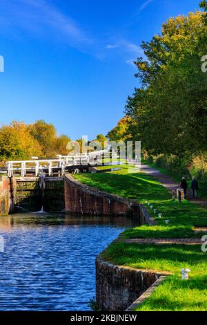 Blick auf einige der 29 Schleusen auf dem Caen Hill Rise auf dem Kennet & Avon Canal, bei Devizes, Wiltshire, England, Großbritannien Stockfoto