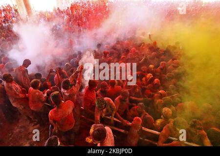 Eifrige Anhänger spielen mit Farben während der Holi Festival Feier im Govind Dev Ji Tempel in Jaipur, Rajasthan, Indien am 09. März 2020. (Foto von Vishal Bhatnagar/NurPhoto) Stockfoto