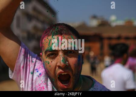 Ein Mann, der mit farbigem Pulver bedeckt ist, feiert am 9. März 2020 das Holi Festival in Kathmandu, Nepal. Holi, auch bekannt als das Festival der Farben, markiert den Beginn des Frühlings und wird in ganz Nepal und im benachbarten Indien gefeiert. (Foto von Sunil Pradhan/NurPhoto) Stockfoto