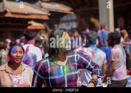 Eine Frau, die mit farbigem Pulver bedeckt ist, feiert am 9. März 2020 das Holi Festival in Kathmandu, Nepal. Holi, auch bekannt als das Festival der Farben, markiert den Beginn des Frühlings und wird in ganz Nepal und im benachbarten Indien gefeiert. (Foto von Sunil Pradhan/NurPhoto) Stockfoto