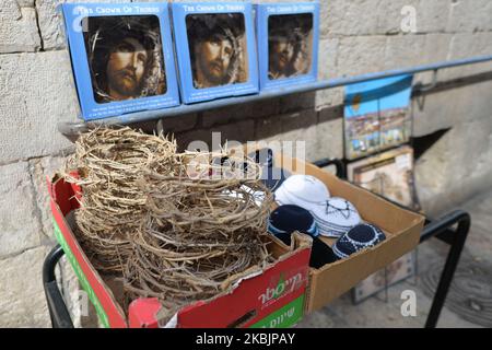 Repliken der Dornenkrone können entlang der Via Dolorosa, einer Prozessionsstraße in der Altstadt von Jerusalem, verkauft werden, die als der Weg gilt, den Jesus auf dem Weg zu seiner Kreuzigung beschreitet. Das israelische Gesundheitsministerium gab soeben bekannt, dass bei drei weiteren Menschen die Diagnose Coronavirus gestellt wurde, was insgesamt 42 Israelis und 25 Palästinenser positiv auf Coronavirus getestet haben. Tausende sind noch immer in Isolation und Israel könnte die Quarantäne des Coronavirus auf Besucher aus allen Ländern ausdehnen. Am Montag, den 9. März 2020, in Jerusalem, Israel. (Foto von Artur Widak/NurPhoto) Stockfoto