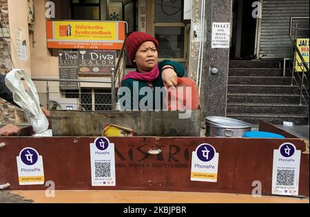 Eine Frau verkauft Momos, da am 09. März 2020 in Neu-Delhi Indien PhonePe-Aufkleber auf ihren Wagen geklebt werden (Foto: Nasir Kachroo/NurPhoto) Stockfoto