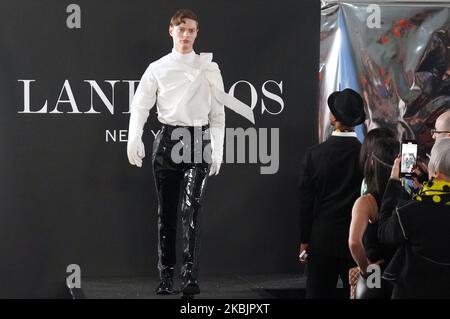 Ein Modell läuft während der „The Night Transmissions“ Show Herbst/Winter 2020 im Scandinavia House am 8. März 2020 in New York, USA, über die Landebahn. (Foto von Selcuk Acar/NurPhoto) Stockfoto