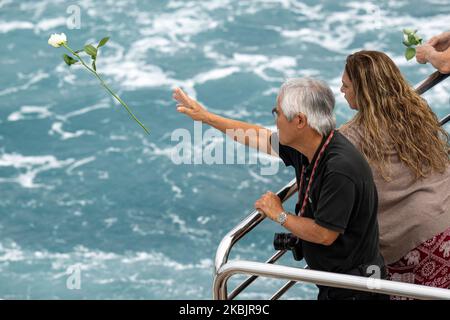 Auf See, Vietnam. 4.. November 2022. Der mit dem Pulitzer-Preis ausgezeichnete Fotograf Nick Ut lässt während eines Gedenkgottesdienstes auf den Decks einer Kreuzfahrt von Gohagan & Company am 4. November 2022 eine Blume in den Ozean vor der Küste Vietnams für diejenigen, die während des Vietnamkrieges ihr Leben verloren, toben. (Bild: © Mark Edward Harris/ZUMA Press Wire) Stockfoto