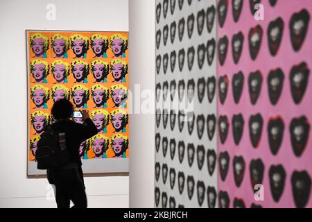 Eine Assistentin der Galerie posiert mit dem Kunstwerk „Marilyn Diptych“ 1962 des US-amerikanischen Künstlers Andy Warhol während einer Presseinterview für die bevorstehende Andy Warhol-Ausstellung in der Tate Modern in London am 10. März 2020. - Die Ausstellung läuft vom 12. März bis 6. September. (BESCHRÄNKT AUF REDAKTIONELLE VERWENDUNG - OBLIGATORISCHE ERWÄHNUNG DES KÜNSTLERS BEI VERÖFFENTLICHUNG - ZUR VERANSCHAULICHUNG DES EREIGNISSES WIE IN DER BILDUNTERSCHRIFT ANGEGEBEN) (FOTO: ALBERTO PEZZALI/NURPHOTO) Stockfoto