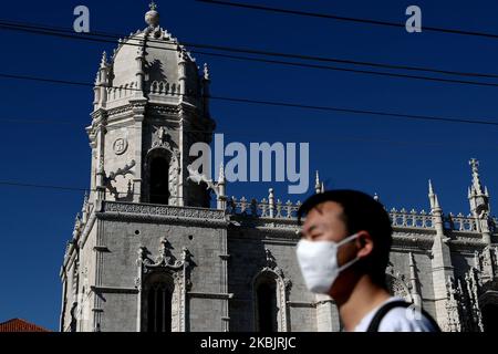 Ein maskengetrager Mann geht am 10. März 2020 am Jeronimos-Kloster in Lissabon, Portugal, vorbei. Die epidemiologische Situation in Portugal verschlechtert sich weiter, und laut dem neuesten Bulletin der Generaldirektion Gesundheit (DGS) sind 41 Portugiesen bereits mit Covid-19 infiziert. (Foto von Pedro FiÃºza/NurPhoto) Stockfoto