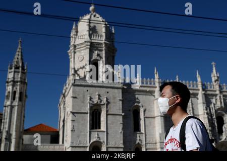 Ein maskengetrager Mann geht am 10. März 2020 am Jeronimos-Kloster in Lissabon, Portugal, vorbei. Die epidemiologische Situation in Portugal verschlechtert sich weiter, und laut dem neuesten Bulletin der Generaldirektion Gesundheit (DGS) sind 41 Portugiesen bereits mit Covid-19 infiziert. (Foto von Pedro FiÃºza/NurPhoto) Stockfoto