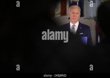 Der ehemalige Vizepräsident Joe Biden, der von seiner Frau Dr. Jill Biden geleitet wird, hält am 10. März 2020 im National Constitution Center in Philadelphia, PA, eine Rede, nachdem er den Michigan Primary gewüßt hat. (Foto von Bastiaan Slabbers/NurPhoto) Stockfoto