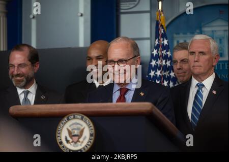 Larry Kudlow, Direktor des National Economic Council, hört zu, wie US-Präsident Donald Trump zusammen mit Mitgliedern der Coronavirus Task Force im Brady Press Briefing Room im Weißen Haus in Washington, DC, am 9. März 2020 eine Pressekonferenz über das Coronavirus gibt. (Foto von Zach D Roberts/NurPhoto) Stockfoto