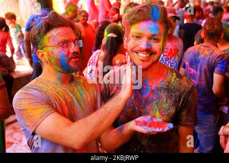 Menschen spielen mit Farben während der Holi Festival-Feier in Jaipur, Rajasthan, Indien, März 10,2020. (Foto von Vishal Bhatnagar/NurPhoto) Stockfoto