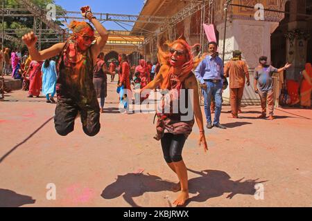 Touristen spielen mit Farben während der Holi Festival Feier in Jaipur, Rajasthan, Indien, März 10,2020. (Foto von Vishal Bhatnagar/NurPhoto) Stockfoto