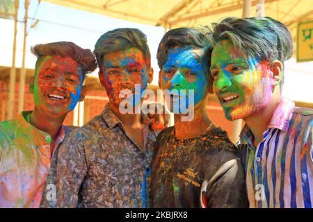 Jungen spielen mit Farben während der Holi Festival Feier in Jaipur, Rajasthan, Indien, März 10,2020. (Foto von Vishal Bhatnagar/NurPhoto) Stockfoto