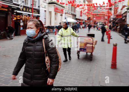 Eine Frau trägt eine Gesichtsmaske als Vorsichtsmaßnahme gegen die Übertragung des Covid-19-Coronavirus auf der Gerrard Street in Chinatown in London, England, am 10. März 2020. Weltweit besteht weiterhin Besorgnis über das pandemische Potenzial des Virus, wobei insbesondere Italien Schwierigkeiten hat, seinen Ausbruch in die Hand zu nehmen. Im Vereinigten Königreich war heute Morgen bekannt, dass 373 Menschen mit dem Virus infiziert sind, wobei viele dieser Fälle in den letzten Wochen von Italien in das Land gebracht wurden. (Foto von David Cliff/NurPhoto) Stockfoto