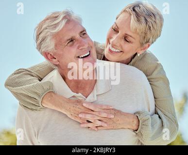 Ältere Menschen, Paare und Umarmungen mit Freude über ältere Menschen, die den Ruhestand lieben und die Natur lieben. Glücklich, Ehe und Lächeln einer Frau und eines Mannes zusammen Stockfoto