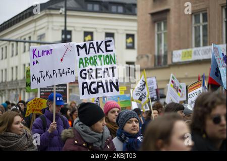 Während der XXI Warsaw Manifa am 8. März 2020 in Warschau, Polen, werden Demonstranten mit Plakaten gesehen. Manifa ist eine jährliche Demonstration, die vom Women Deal am 8.. März organisiert wird, einer informellen und unabhängigen Gruppe, die legale und sichere Abtreibung fordert und für die Rechte der Frauen kämpft. (Foto von Aleksander Kalka/NurPhoto) Stockfoto