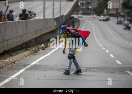 Anti-Maduro-Demonstranten marschieren mit einer venezolanischen Flagge während einer Demonstration gegen die Regierung von Nicolas Maduro, die von Anhängern von Juan Guaido am 10. März 2020 in Caracas, Venezuela, organisiert wurde. Diese Demonstration ist das erste große Ereignis, das Juan GuaidU nach seiner internationalen Tournee einberufen hat, zu der auch ein Treffen mit Donald Trump in Washington gehörte (Foto: Rafael Briceno Sierralta/NurPhoto) Stockfoto