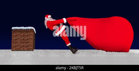 Der Weihnachtsmann schleppt einen großen Sack Weihnachtsgeschenke auf das verschneite Dach des Hauses Stockfoto