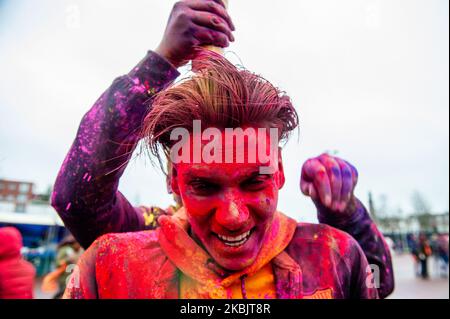 Die Menschen spielen mit Farben während der Feier des Holi Festivals in Den Haag, Niederlande, am 10,2020. März. Millionen von Menschen auf der ganzen Welt feiern das jährliche Holi Hangama Festival, auch bekannt als das Festival der Farben. Für Hindus ist es eine Feier der Ankunft des Frühlings, des neuen Jahres und des Sieges in einem. Die größte indische Bevölkerung in Europa (außerhalb des Vereinigten Königreichs) ist in Den Haag zu finden, dies ist eine der größten in Europa. Der Höhepunkt der Holi-Feierlichkeiten ist die Prozession durch die multikulturellen Viertel Transvaal und Schilderswijk. Teilnehmer an der Prozession Stockfoto