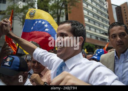 Der venezolanische Oppositionsführer Juan Guaido begrüßt seine Anhänger während einer Demonstration, die am 10. März 2020 vor der Nationalversammlung in Caracas stattfindet. (Foto von Jonathan Lanza/NurPhoto) Stockfoto