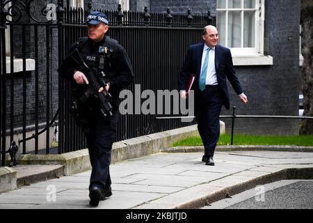 Der britische Schatzkanzler Rishi Sunak (4. R) steht vor der Downing Street 11 mit seinem Finanzteam, darunter der Chefsekretär des Finanzministeriums Stephen Barclay, der Schatzsekretär des Finanzministeriums Kemi Badenoch, der Wirtschaftssekretär des Finanzministeriums John Glen, Finanzsekretär Jesse Norman und Außenminister Lord Agnew (R), die am 11. März 2020 vor der Ankündigung des ersten britischen Haushalts nach dem Brexit für Fotos mit der Budget Box posieren. - Großbritannien enthüllt am 11. März sein erstes Budget nach dem Brexit, mit allen Augen auf Notmaßnahmen der Regierung zur Lockerung Stockfoto