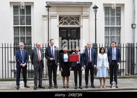 Der britische Schatzkanzler Rishi Sunak (4. R) steht vor der Downing Street 11 mit seinem Finanzteam, darunter der Chefsekretär des Finanzministeriums Stephen Barclay, der Schatzsekretär des Finanzministeriums Kemi Badenoch, der Wirtschaftssekretär des Finanzministeriums John Glen, Finanzsekretär Jesse Norman und Außenminister Lord Agnew (R), die am 11. März 2020 vor der Ankündigung des ersten britischen Haushalts nach dem Brexit für Fotos mit der Budget Box posieren. - Großbritannien enthüllt am 11. März sein erstes Budget nach dem Brexit, mit allen Augen auf Notmaßnahmen der Regierung zur Lockerung Stockfoto