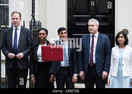 Der Schatzkanzler Rishi Sunak hält die Haushaltsbox, während er zusammen mit seinem Finanzministerium-Team, einschließlich des Chief Secretary of the Treasury Stephen Barclay (2R), vor der 11 Downing Street im Zentrum von London vor der Ankündigung der Frühjahrserklärung im Unterhaus am 11. März steht, 2020 in London, England. (Foto von Wiktor Szymanowicz/NurPhoto) Stockfoto