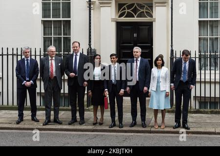 Der Schatzkanzler Rishi Sunak hält die Haushaltsbox, während er zusammen mit seinem Finanzministerium-Team, einschließlich des Chief Secretary of the Treasury Stephen Barclay (3R), vor der 11 Downing Street im Zentrum von London vor der Ankündigung der Frühjahrserklärung im Unterhaus am 11. März steht, 2020 in London, England. (Foto von Wiktor Szymanowicz/NurPhoto) Stockfoto