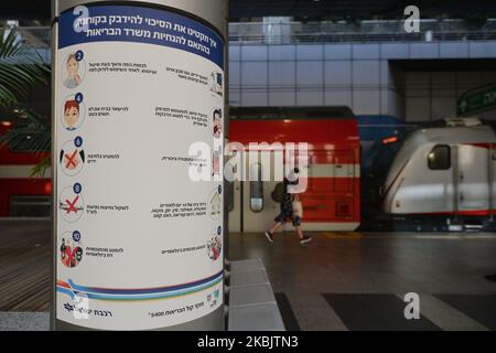 Ein mit dem Coronavirus in Verbindung stehende Warnplakat auf dem leeren Bahnsteig des Ben Gurion Flughafenbahnhofs. Die Zahl der Coronavirus-Fälle in Israel stieg in Palästina auf 77 und 30. Die rasche globale Ausbreitung des Coronavirus (Covid-19) stellt eine Bedrohung für die israelische Wirtschaft dar, insbesondere für den Tourismussektor. Am Mittwoch, den 11. März 2020, im Ben Gurion Airport, Tel Aviv-Yafo, Israel. (Foto von Artur Widak/NurPhoto) Stockfoto