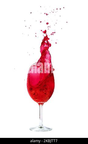 Ein rotes Getränk spritzt aus einem Glas, isoliert auf weißem Hintergrund Stockfoto