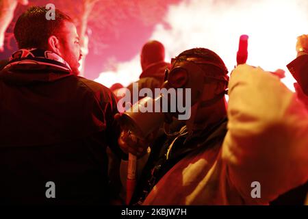 PSG-Fans tragen eine Coronavirus-Maske, während sie den PSG-Spielerbus vor dem Champions-League-Spiel zwischen PSG und Dortmund am 11. März 2020 im Parc des Princes in Paris begrüßen. (Foto von Mehdi Taamallah/NurPhoto) Stockfoto